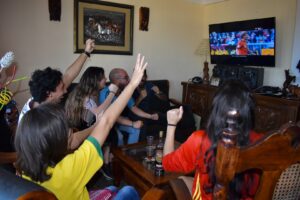 amigos-viendo-futbol